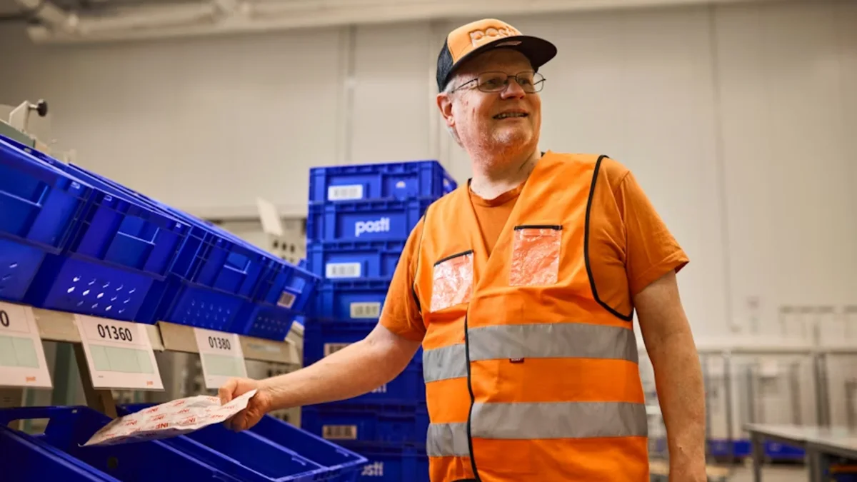 Mika Perälä työskentelemässä Postilla.