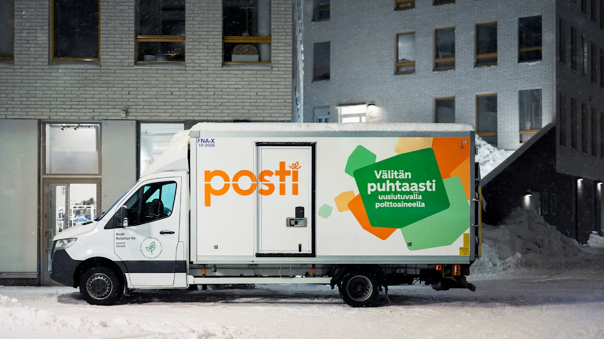 Postiauto talvisissa maisemissa.