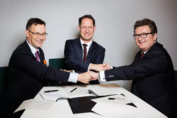 Kuvassa Postin Rosenberg, DHL:n Achim Dünnwald ja Posten Norgen Gunnar Henriksen.