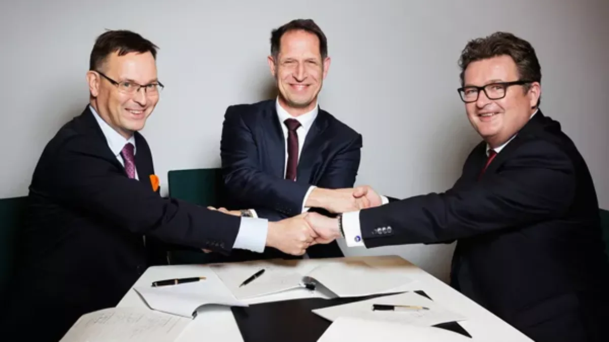 Kuvassa Postin Rosenberg, DHL:n Achim Dünnwald ja Posten Norgen Gunnar Henriksen.