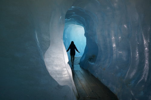 Die Wanderung durch den Eistunnel im Rhonegletscher.