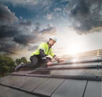 PV Premium solcellepanel fra BMI vist på tak med flate takstein