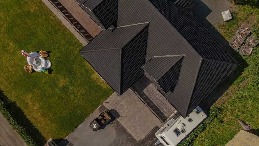 Dronefoto av AeroDek tak med unicorn basseng i hagen