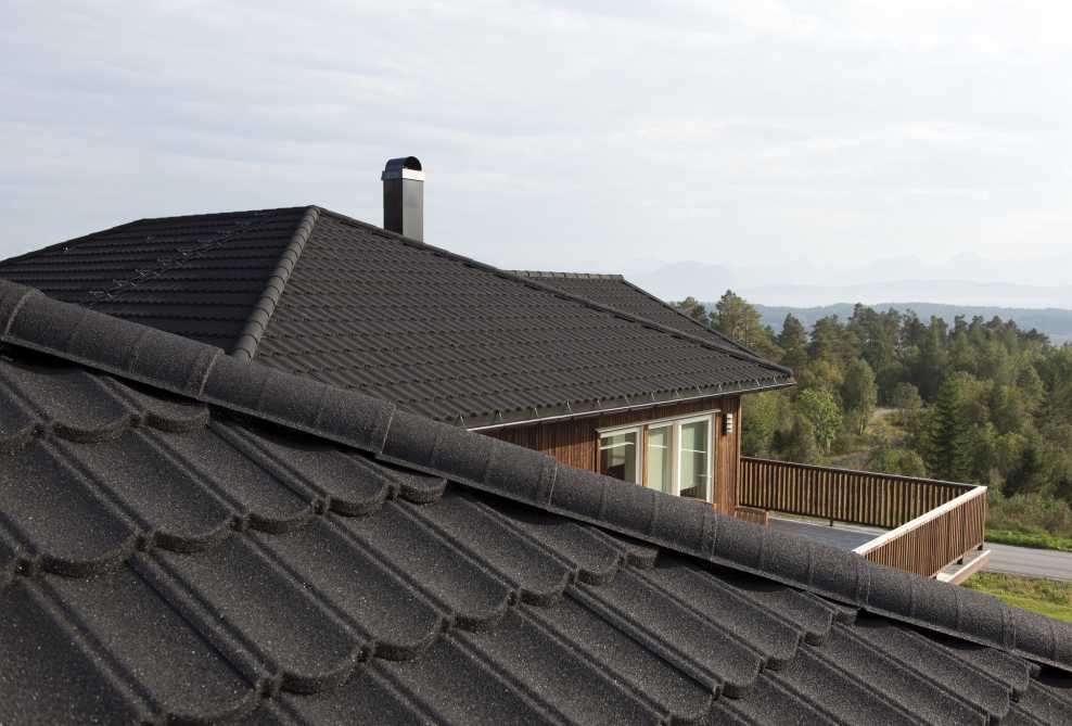 Sorte ståltakpanner i norsk natur. Takplatene er med på å beskytte huset eller hytten mot naturkreftene og gir et fint uttrykk på bygningen.