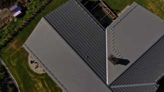 Dronebilde av hus med minster grå betongtakstein 