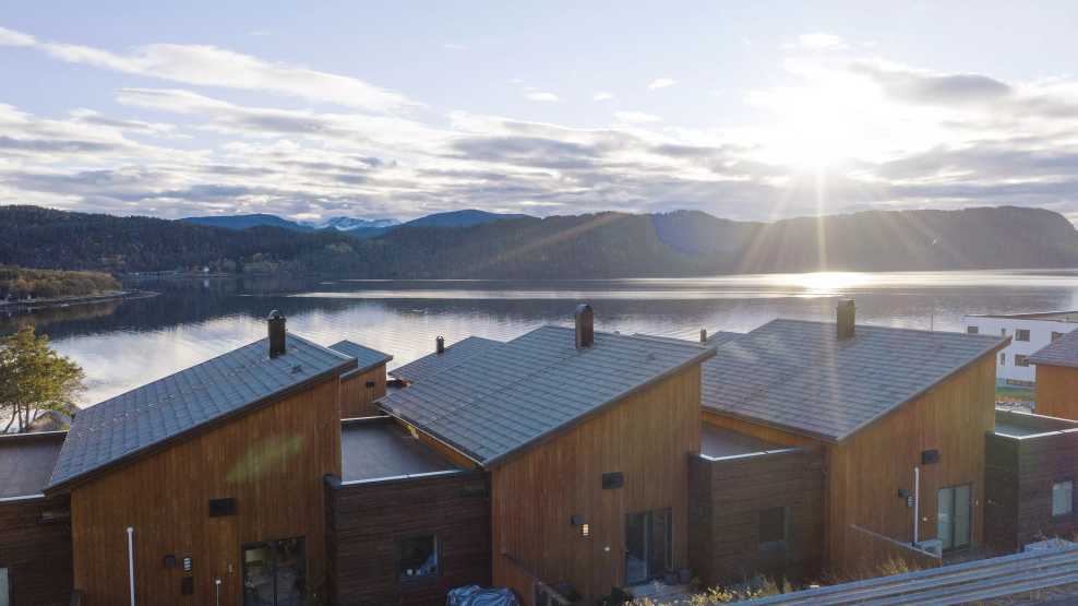 Rekkehus i solnedgang med AeroDek Robust Plus