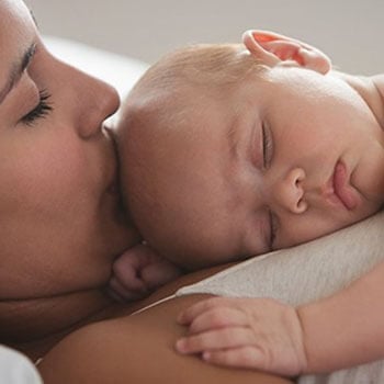 Mamá con bebé durmiendo en el pecho