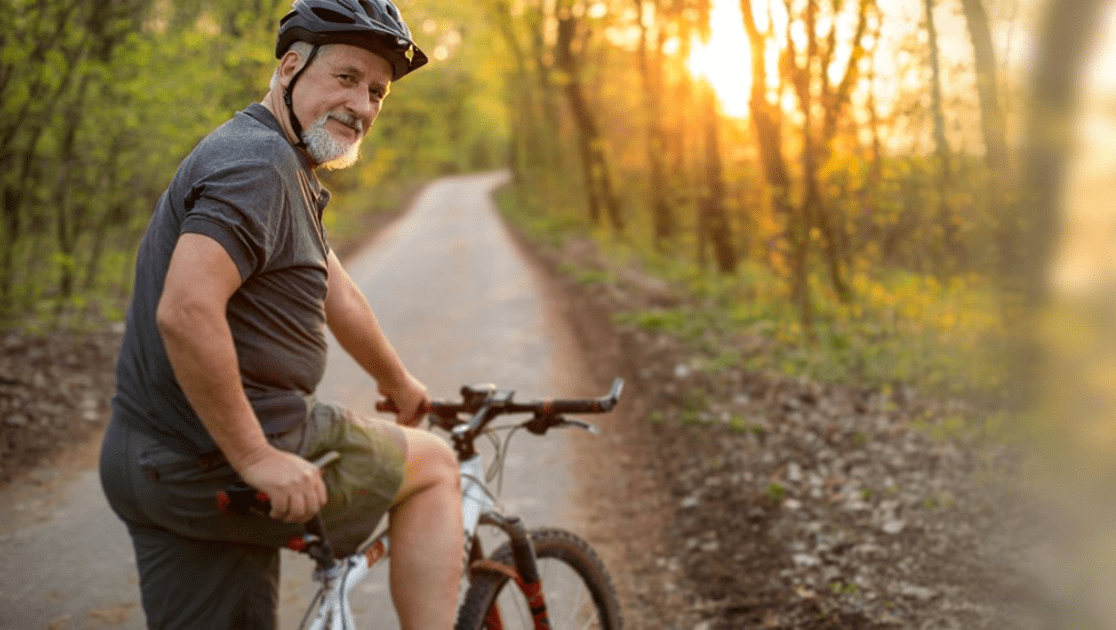 Hombre andando en bicicleta en el bosque