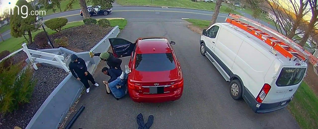 Connecticut man fights off 4 suspects in attempted carjacking in harrowing video