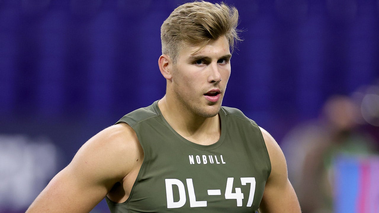 Packers draft pick Lukas Van Ness' dad raises eyebrows with butt slap of son's girlfriend