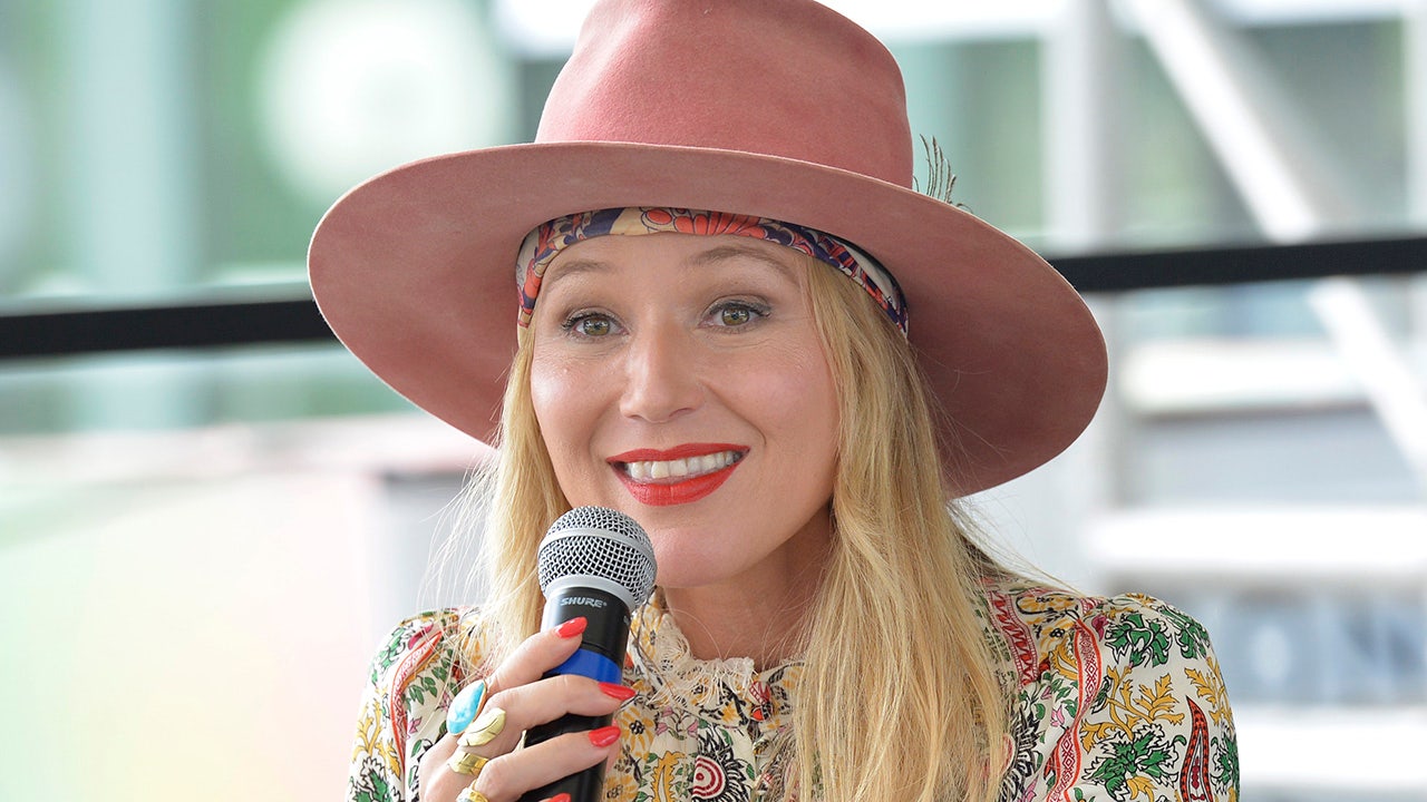 Jewel's twist on national anthem at Indianapolis 500 fails to resonate with fans, panned as 'disrespectful'