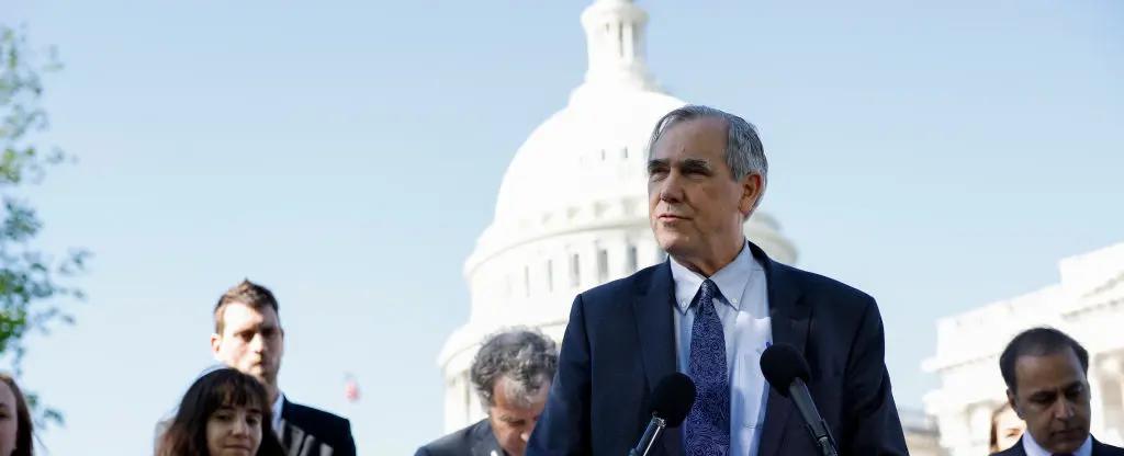 Bipartisan legislation in House and Senate aims to ban 'deeply corrupt' stock trades by members of Congress