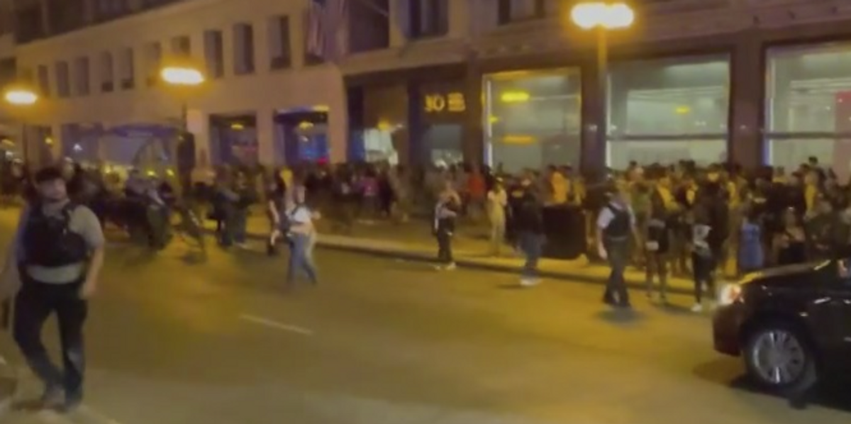 Video: Hundreds of teenagers storm Chicago in teen takeover