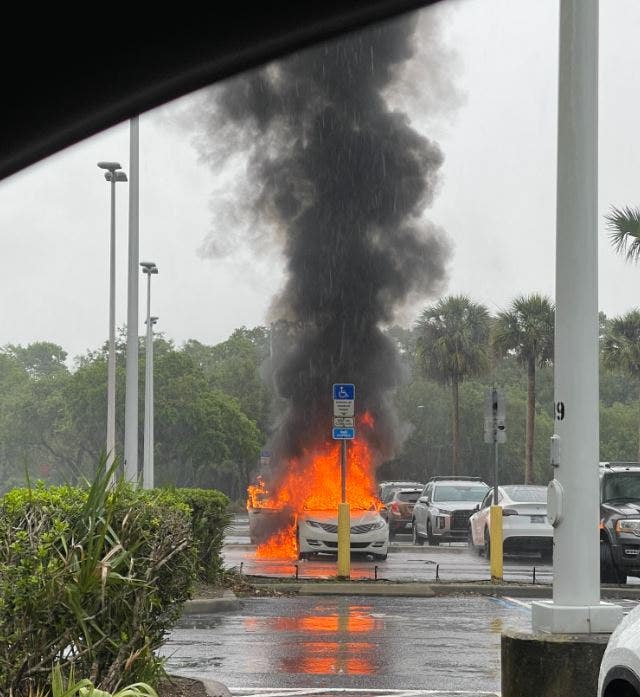 Florida woman was shoplifting when her car with 2 children inside burst into flames, police say