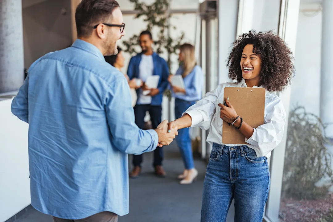 People shaking hands People shaking hands