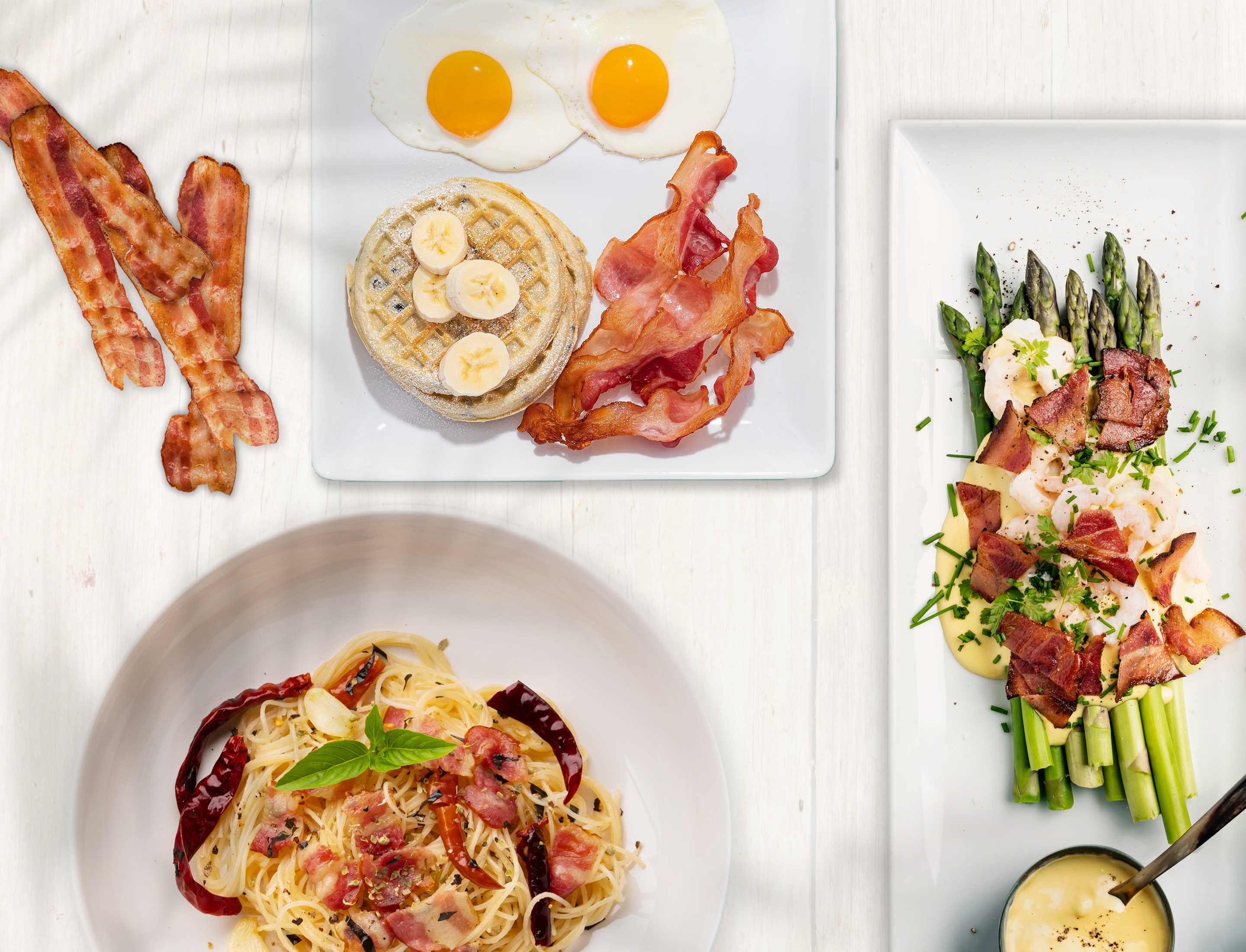 cooked bacon in cast iron