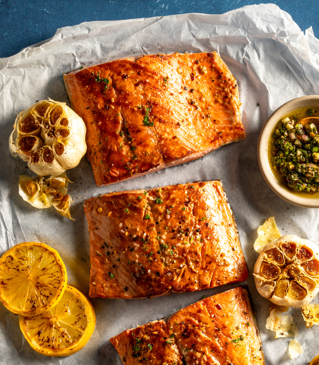 Filets of cooked salmon with garlic and lemon
