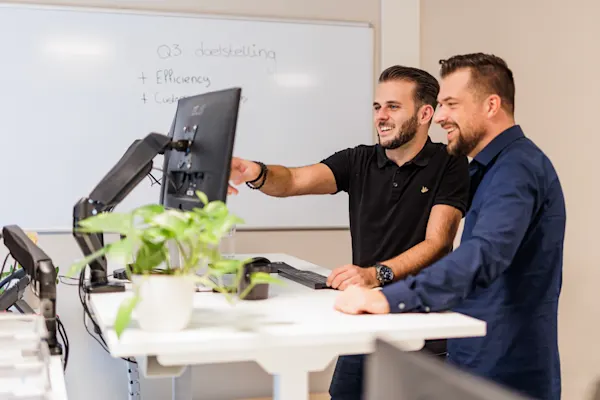 Moonly - collegas achter pc