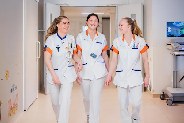 BovenIJ (dames in gang)