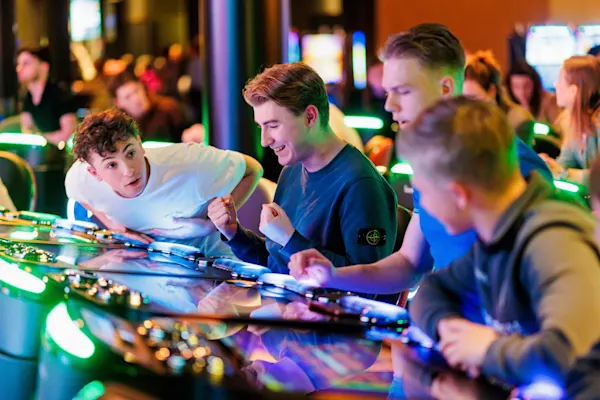 Holland Casino - Jongens bij gokkast