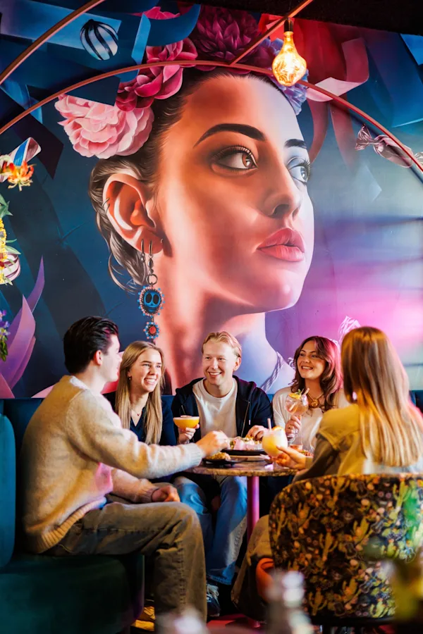 Nachobar - Groep met muur