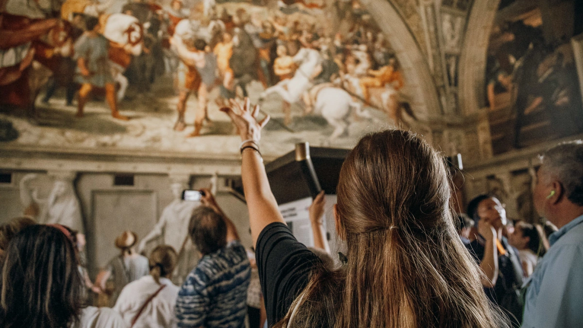 The wonders of the Vatican Museum pointed out by expert guides.