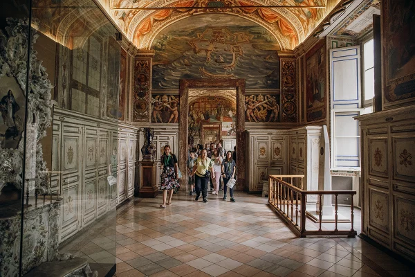 What are the Vatican Museums’ opening hours? 