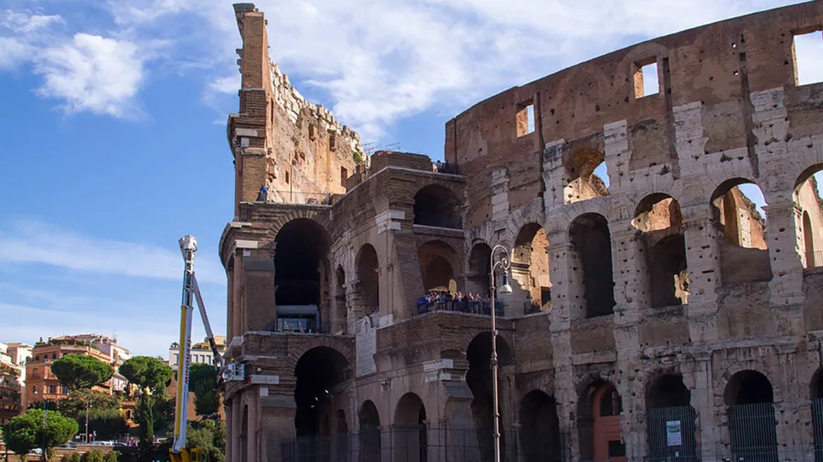 See the entire Colosseum, from top to Bottom