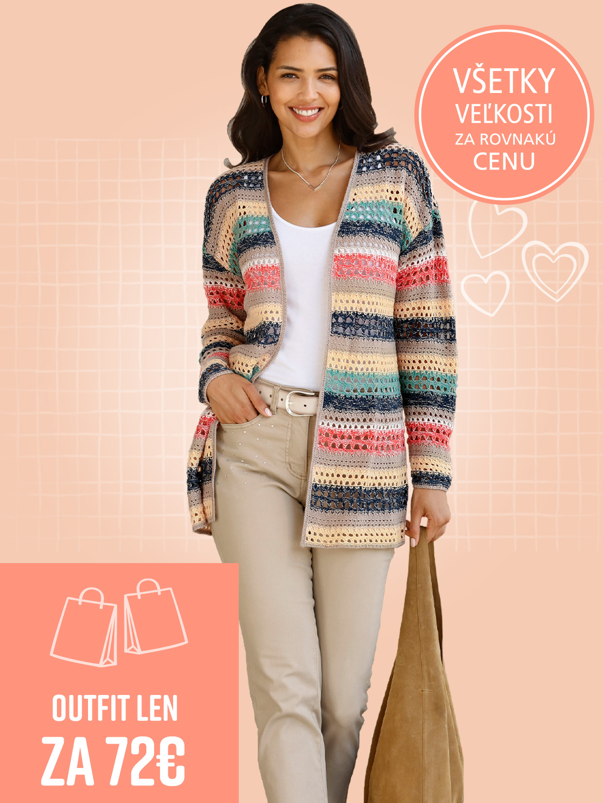 Modelka má na sebe farebný pletený sveter cez biele tielko, béžové nohavice a drží hnedú tašku na svetlom pozadí.