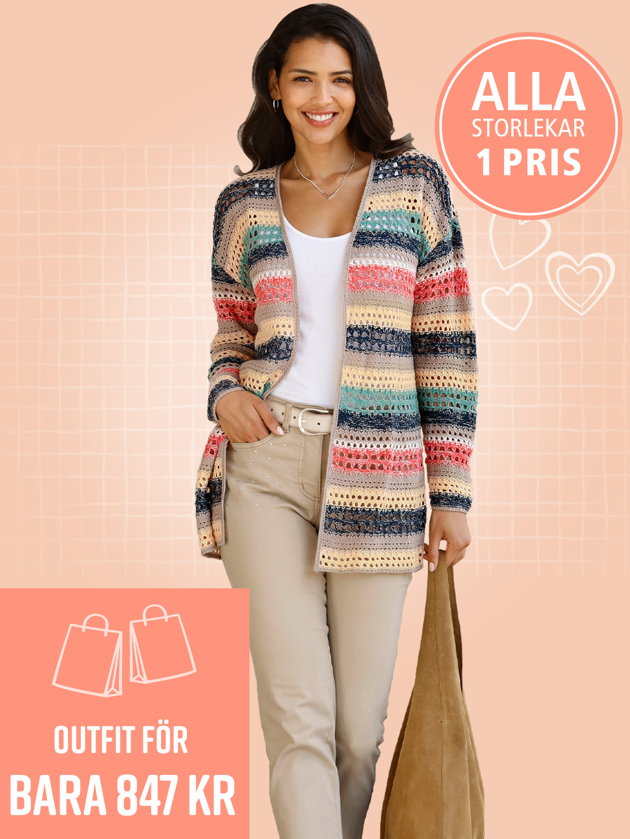 En modell bär en färgglad stickad kofta över en vit topp, beige byxor och håller en brun väska framför en ljus bakgrund.