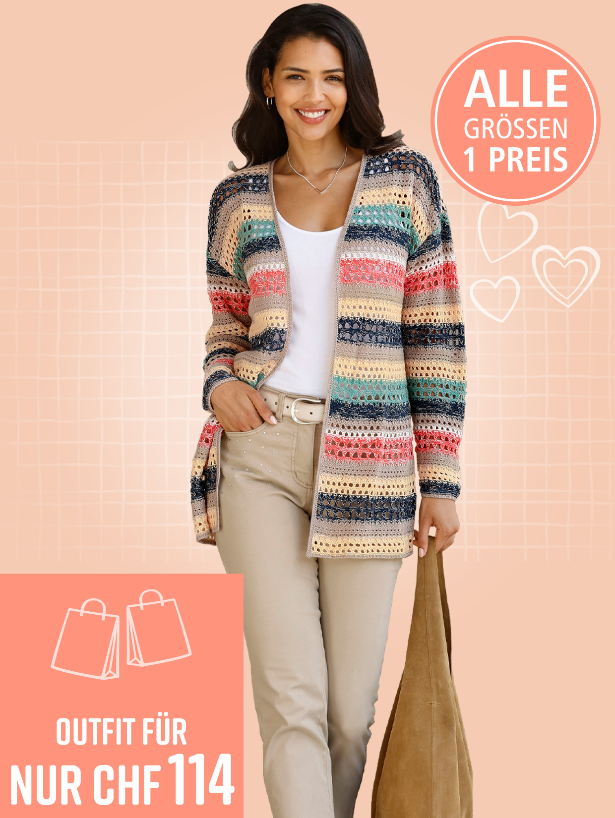 Ein Model trägt eine bunte, gestrickte Jacke über weißem Top, beige Hose und hält eine braune Tasche in der Hand vor hellem Hintergrund.