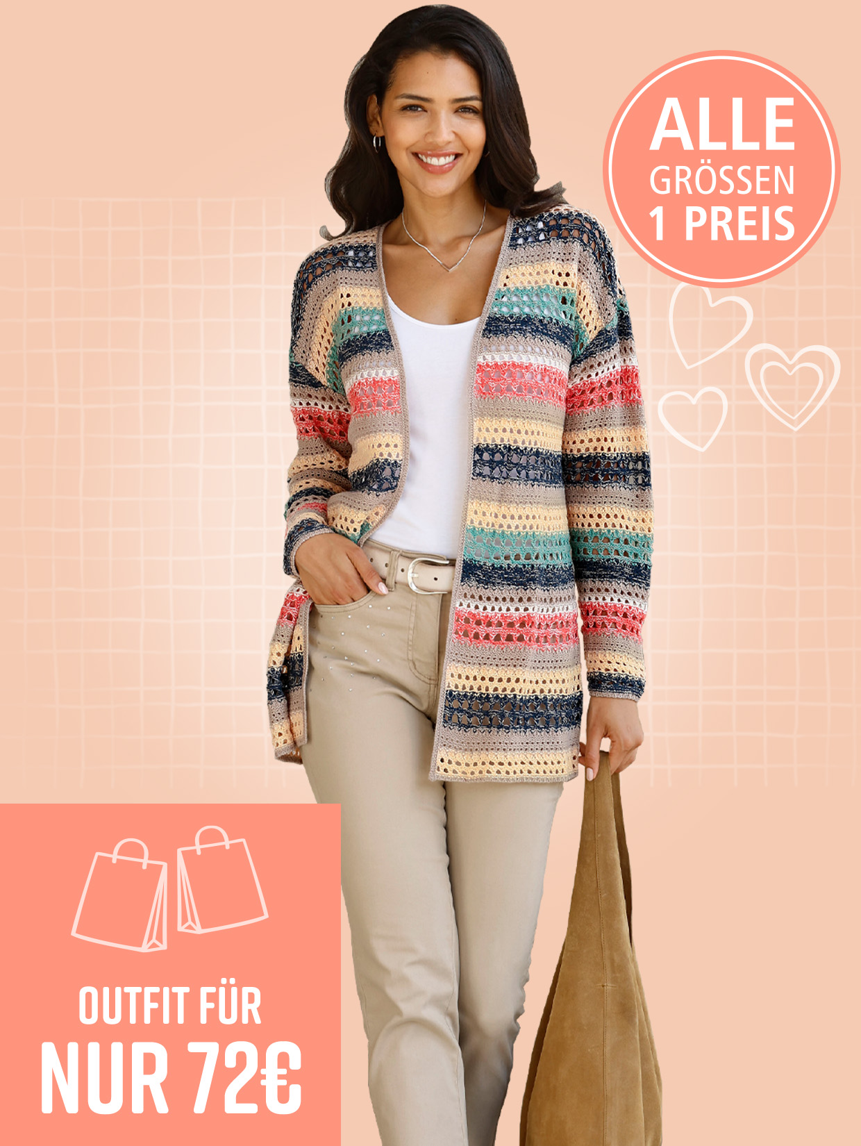 Ein Model trägt eine bunte, gestrickte Jacke über weißem Top, beige Hose und hält eine braune Tasche in der Hand vor hellem Hintergrund.