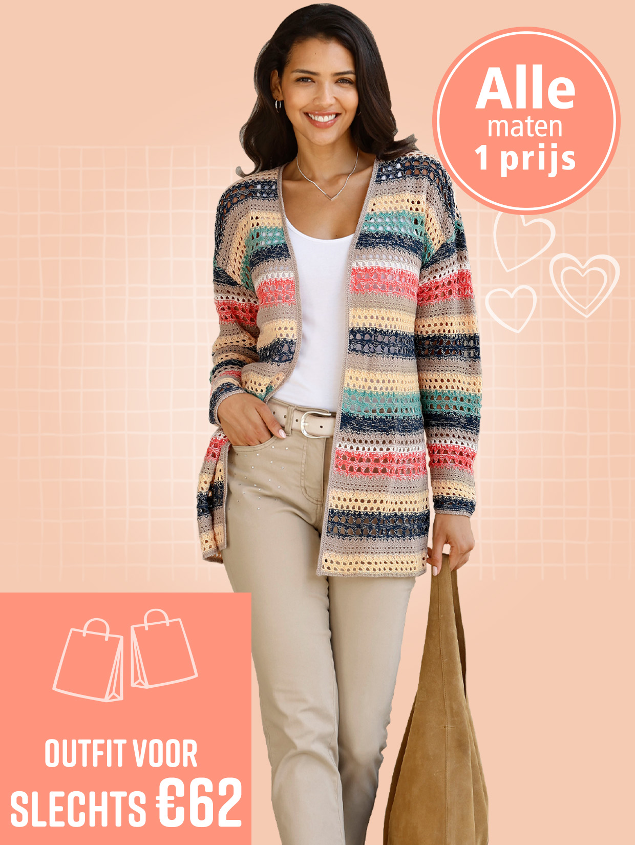 Een model draagt een kleurrijk gebreid vest over een wit topje, beige broek en houdt een bruine tas vast voor een lichte achtergrond.