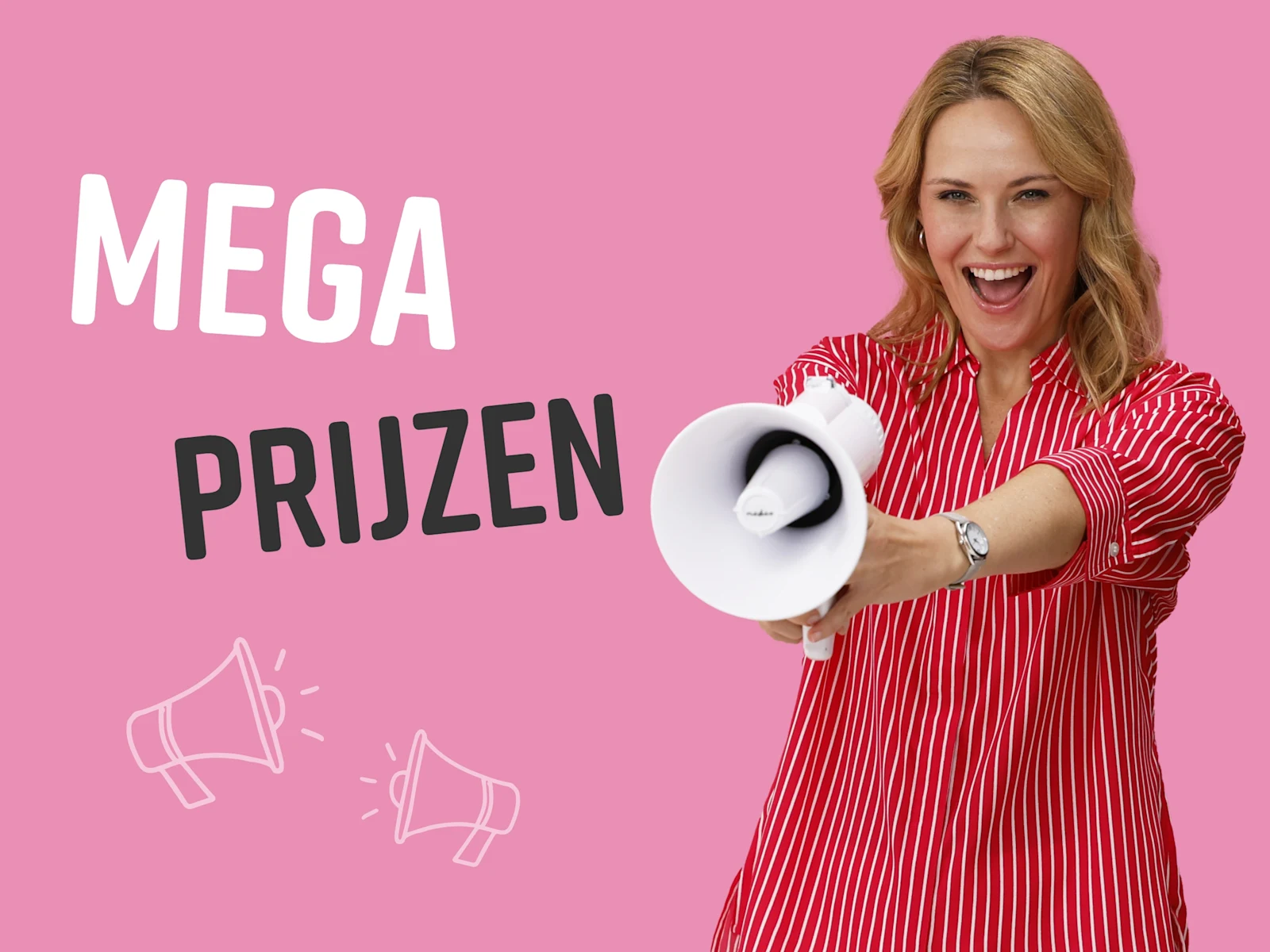 Een model met een rood-wit gestreept overhemd houdt een witte megafoon voor zich en staat voor een roze achtergrond. Tekst: MEGA PRIJZEN.