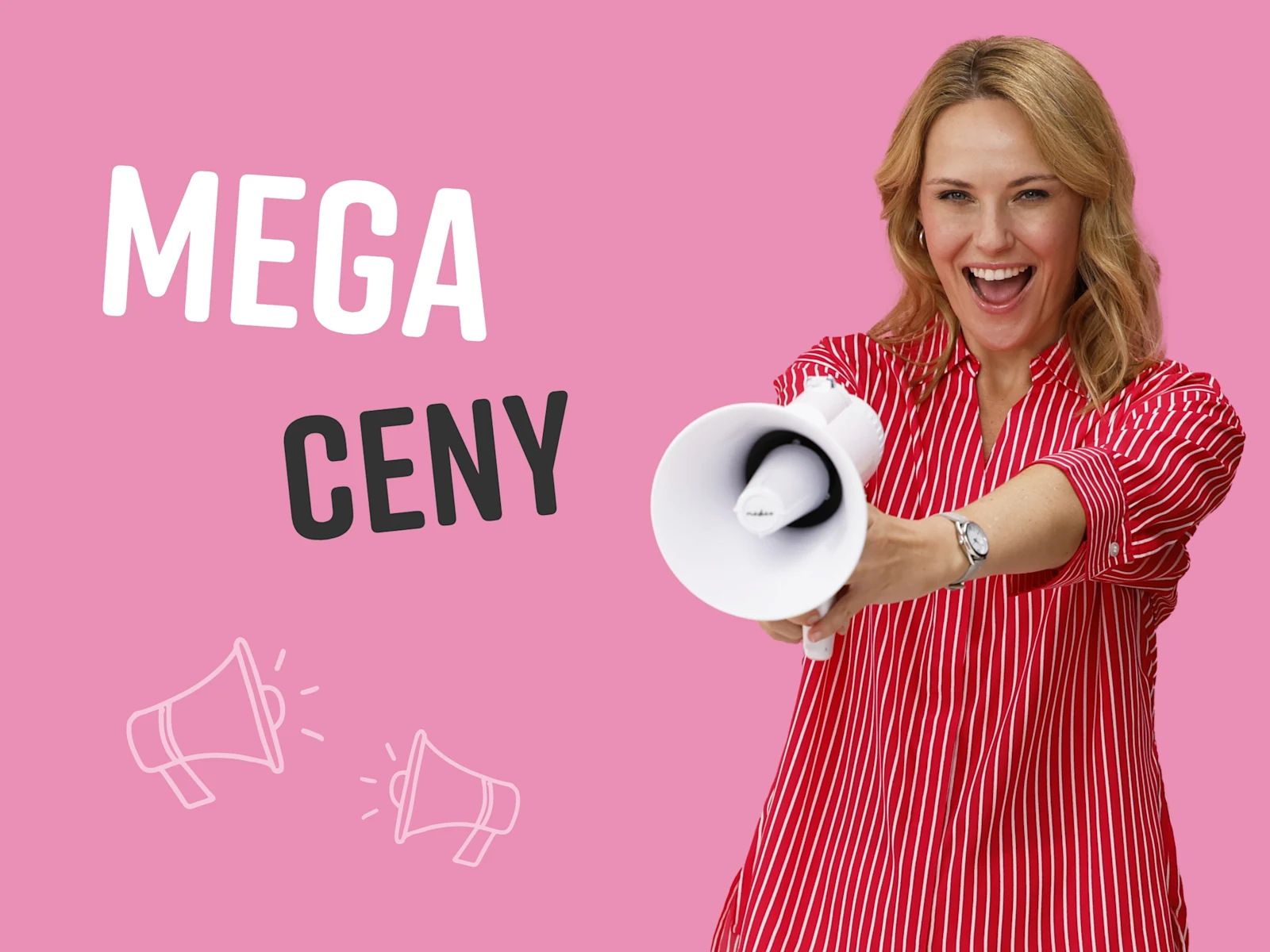 Model v červené košili s bílými pruhy drží před sebou bílé megafon a stojí před růžovým pozadím. Text: MEGA CENY.