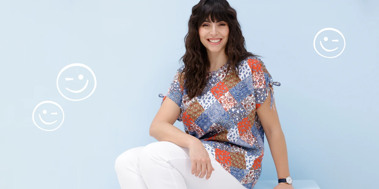 Frau in weisser Hose und blau-rot-weiss bedrucktem Shirt Frau in weisser Hose und blau-rot-weiss bedrucktem Shirt