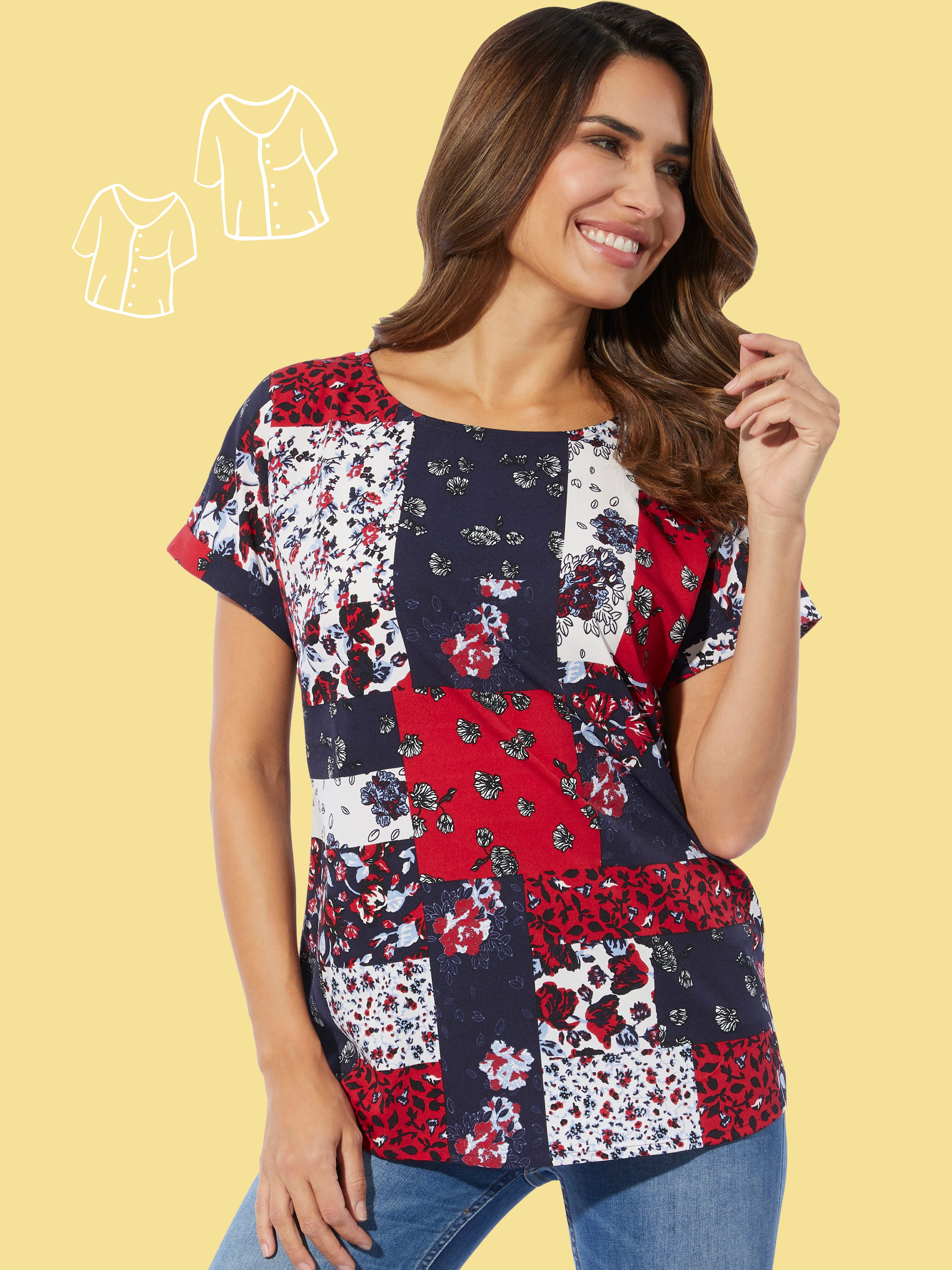 Ein Model trägt ein gemustertes Kurzarmshirt und helle Hose.