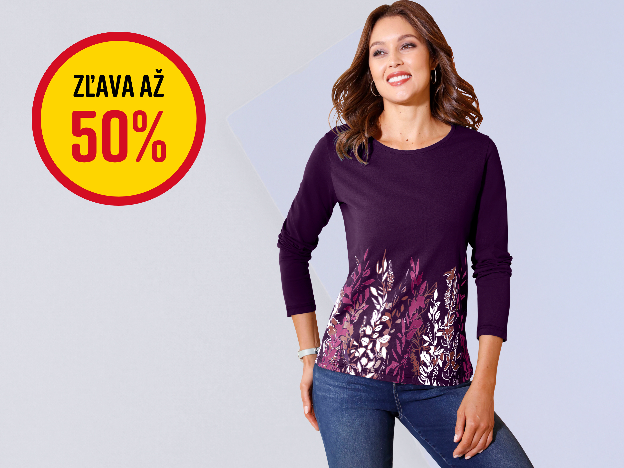 Modelka má na sebe tmavofialové tričko s dlhým rukávom a kvetinovým vzorom, vedľa je veľký nálepka s až 50% zľavou.
