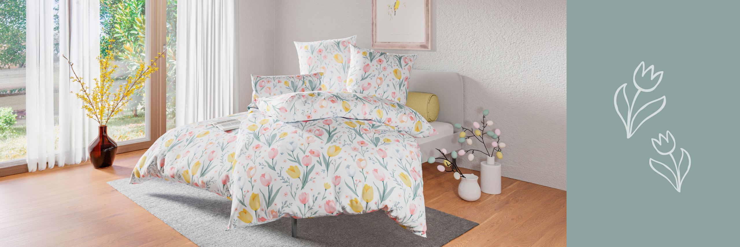 Svetlá spálňa s posteľou pokrytou kvetinovým posteľným prádlo v pastelových farbách, vedľa veľkých okien a vázy s vetvičkami.