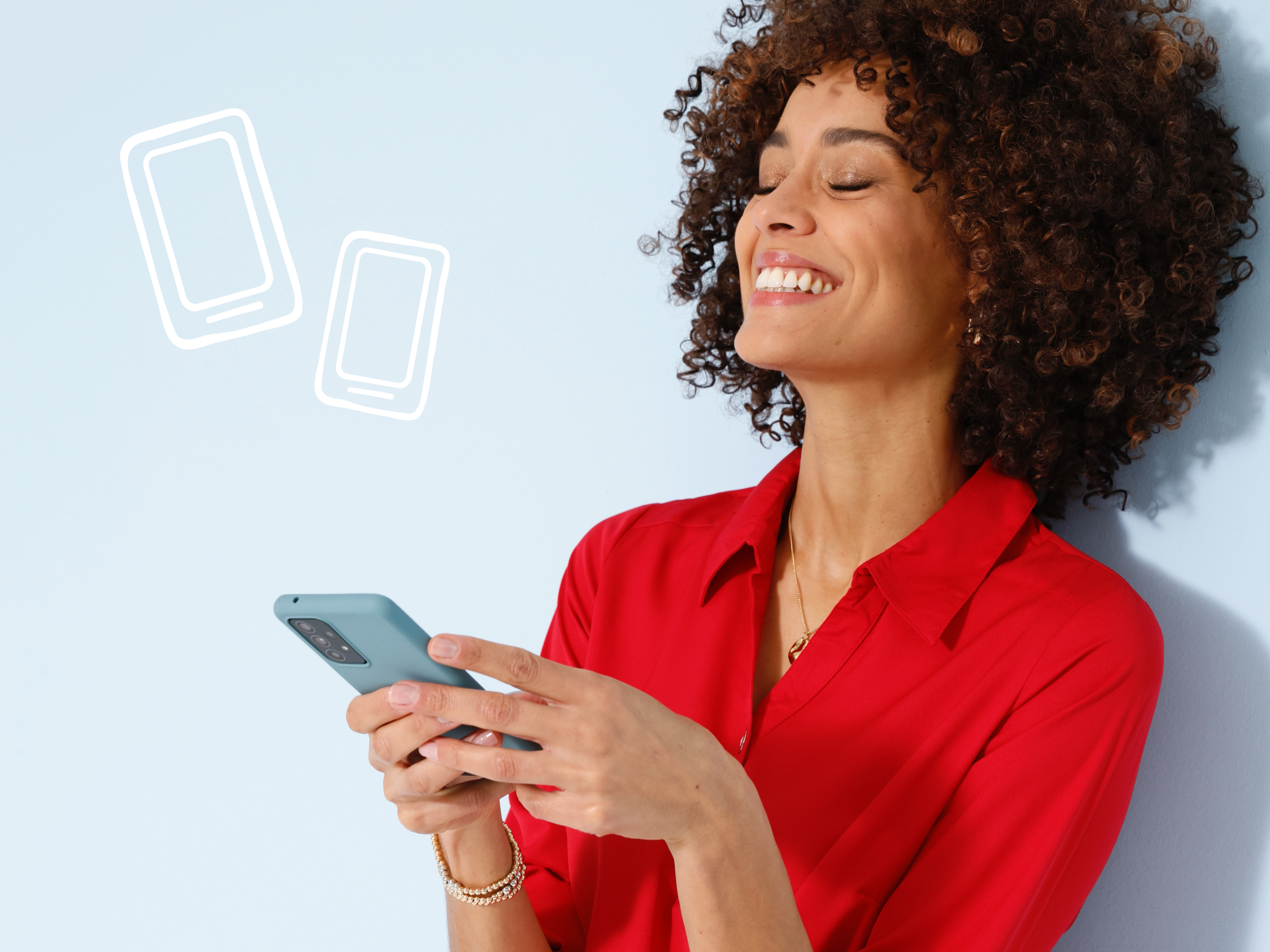 Model s kučeravými vlasmi má červenú blúzku a drží smartfón pred svetlomodrým pozadím, viditeľné sú biele symboly smartfónov.
