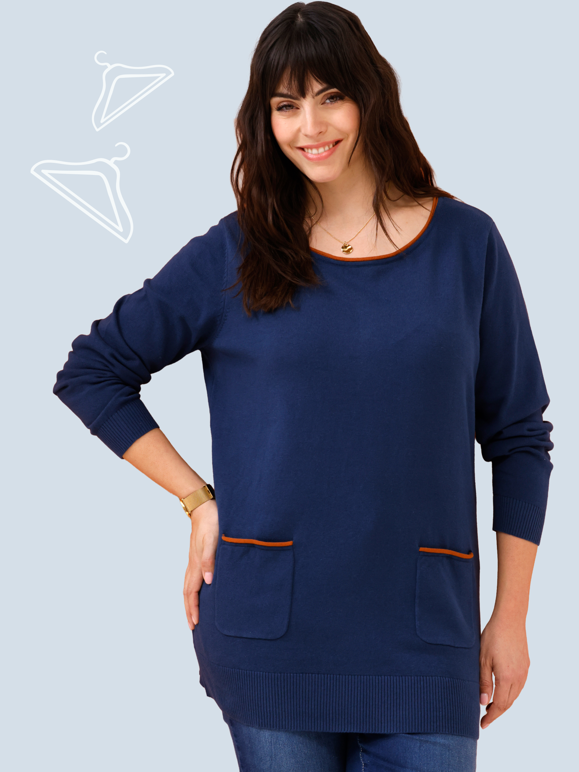 Zwei Models vor orange-weißem Hintergrund. Links blaues, langärmeliges Shirt mit Taschen, rechts orange-schwarzer, gemusterter Cardigan.