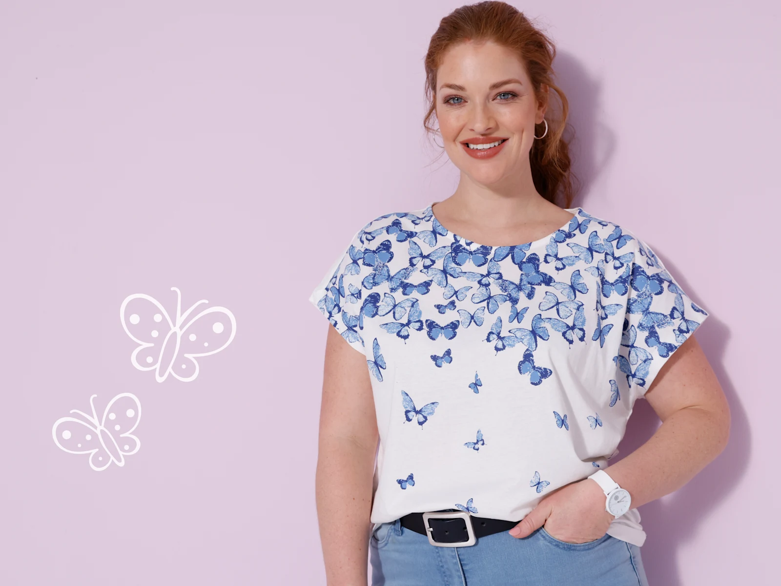 Model má na sebe biele tričko s modrým motýľovým vzorom, svetlomodré nohavice a biele hodinky.