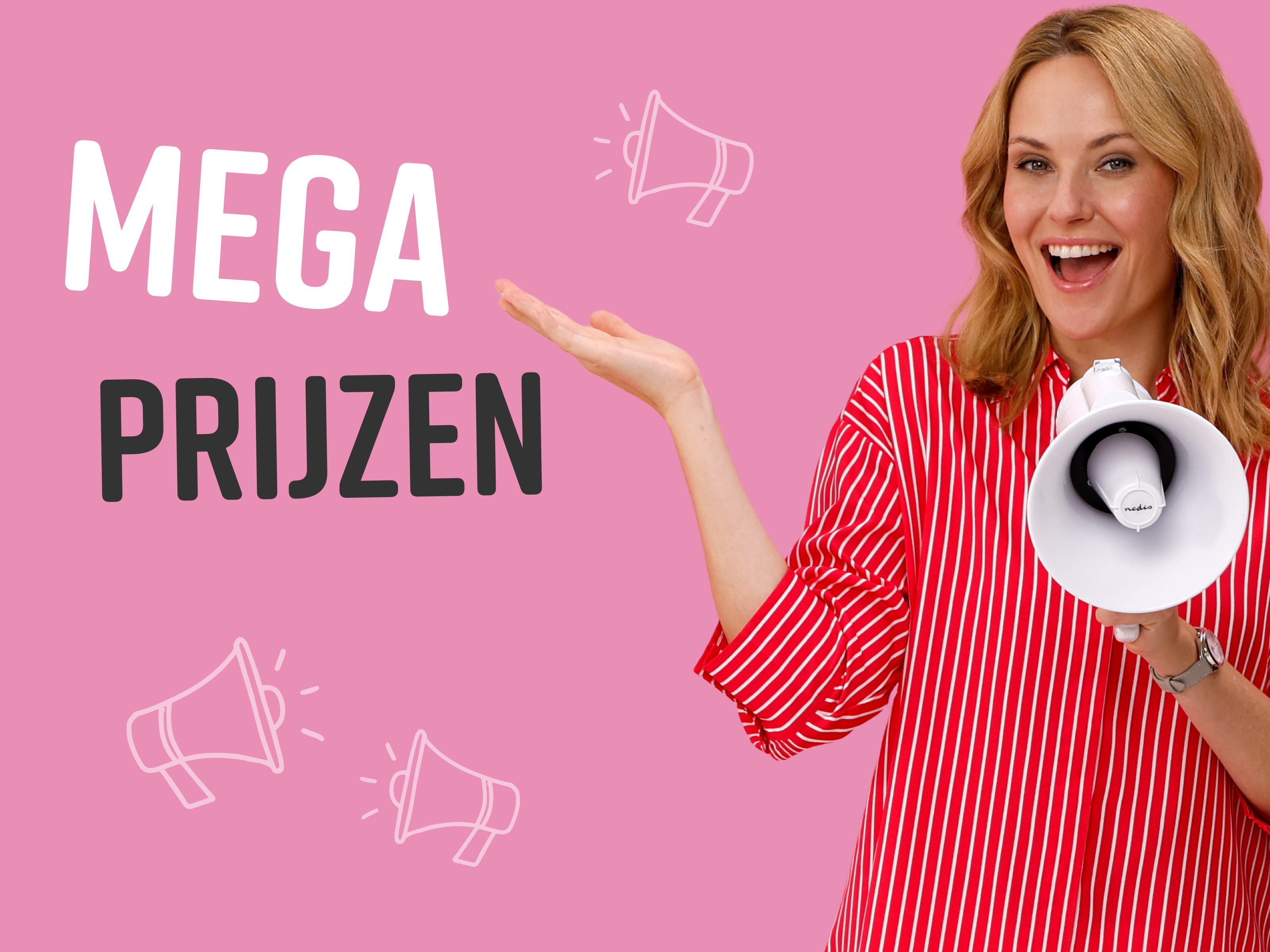 Een model met lang haar draagt een rood-wit gestreept overhemd en houdt een megafoon vast tegen een roze achtergrond.