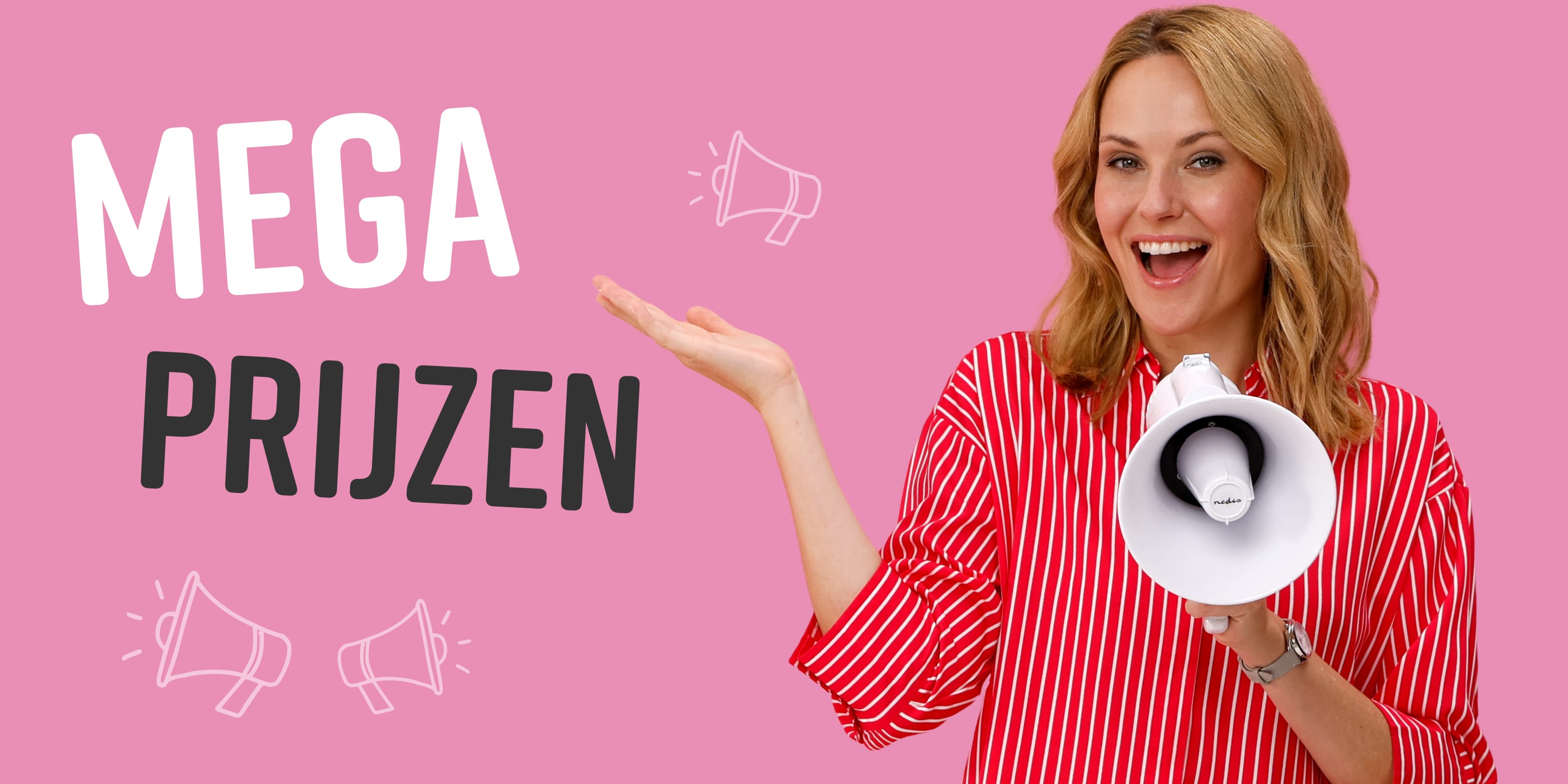 Een model met lang haar draagt een rood-wit gestreept overhemd en houdt een megafoon vast tegen een roze achtergrond.