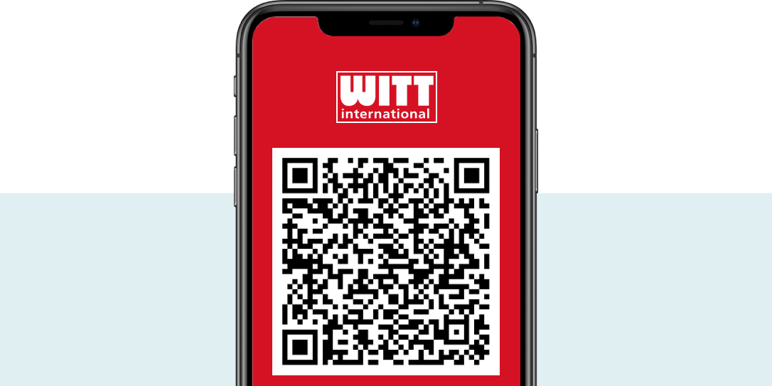 Smartphone zobrazující QR kód na červeném pozadí s textem „Sieh an!“ nahoře.