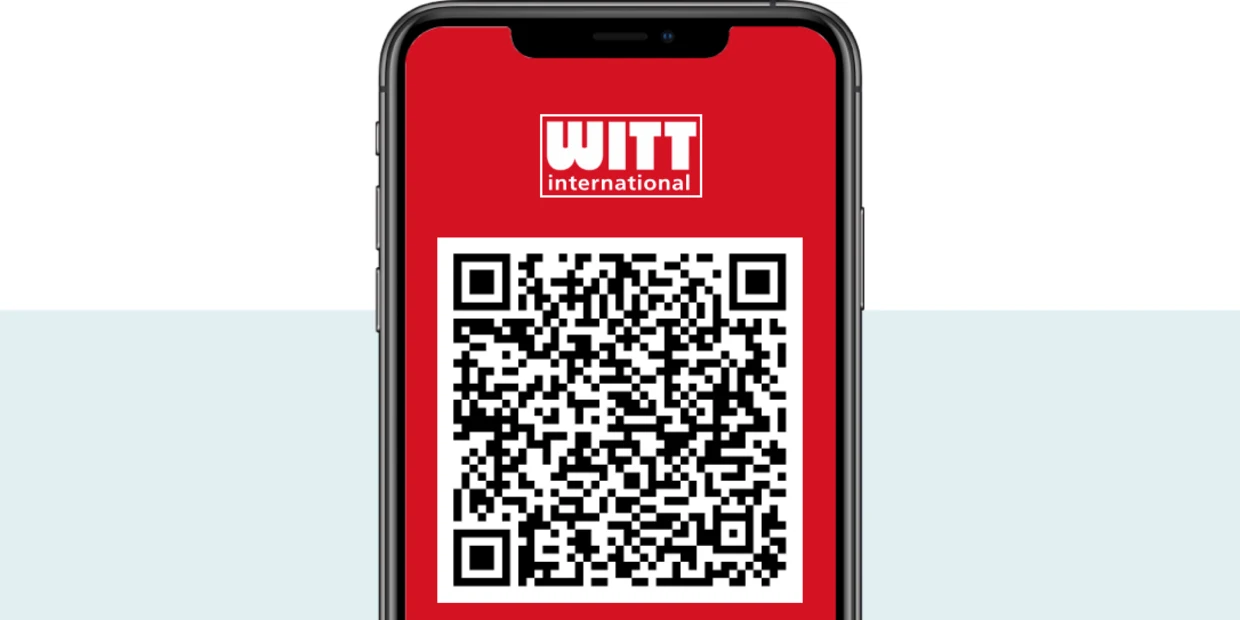 Smartphone zobrazující QR kód na červeném pozadí s textem „Sieh an!“ nahoře.