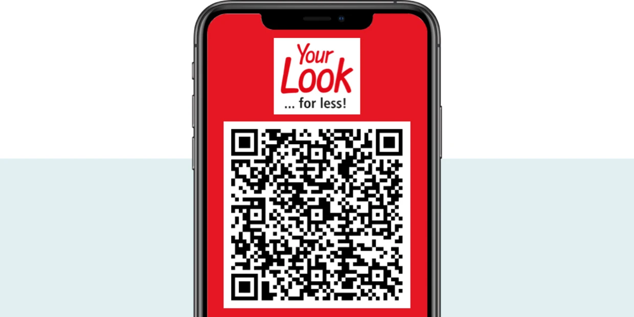 Smartphone med röd skärm som visar texten 'Sieh an!' och en stor QR-kod.