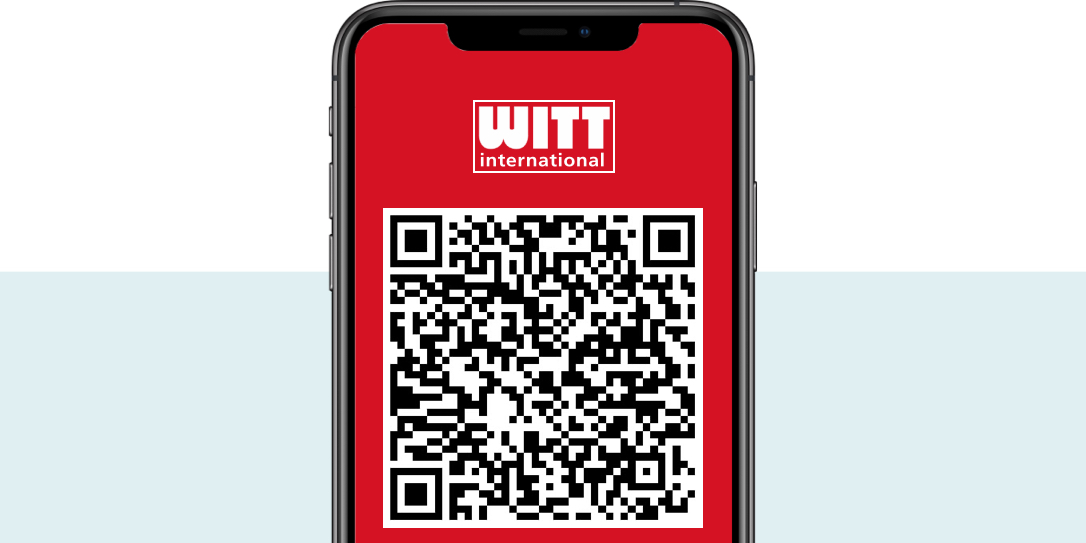 QR kód zobrazený na obrazovke smartfónu s červeným pozadím a textom „Sieh an!“ v hornej časti.