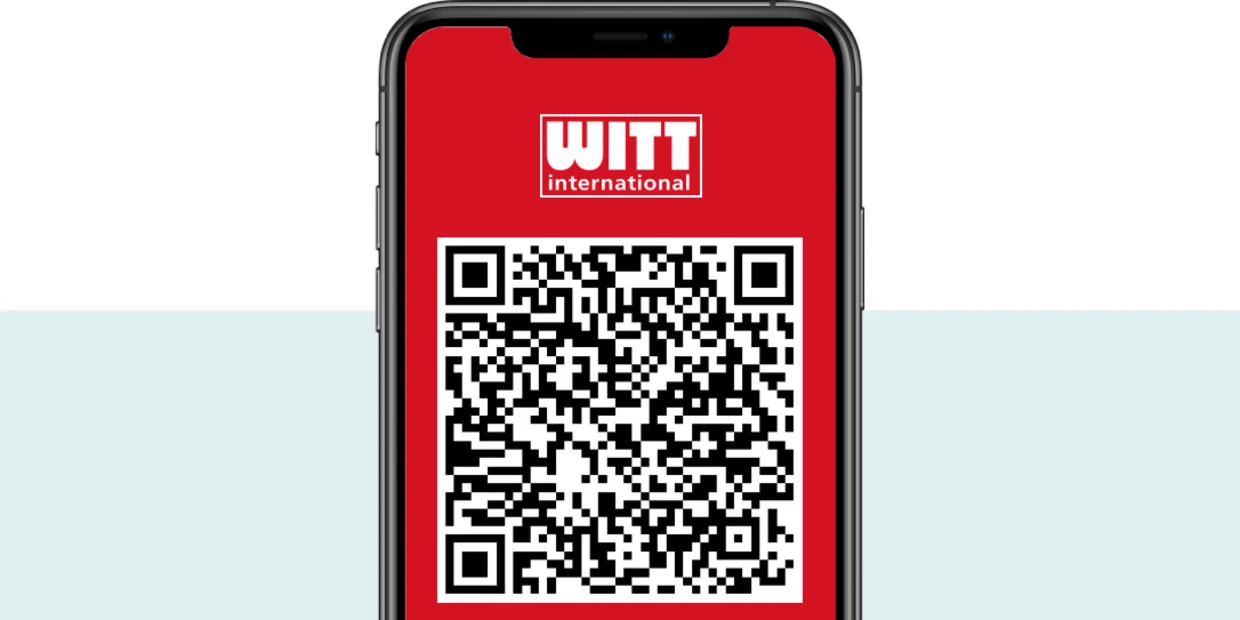 QR kód zobrazený na obrazovke smartfónu s červeným pozadím a textom „Sieh an!“ v hornej časti.