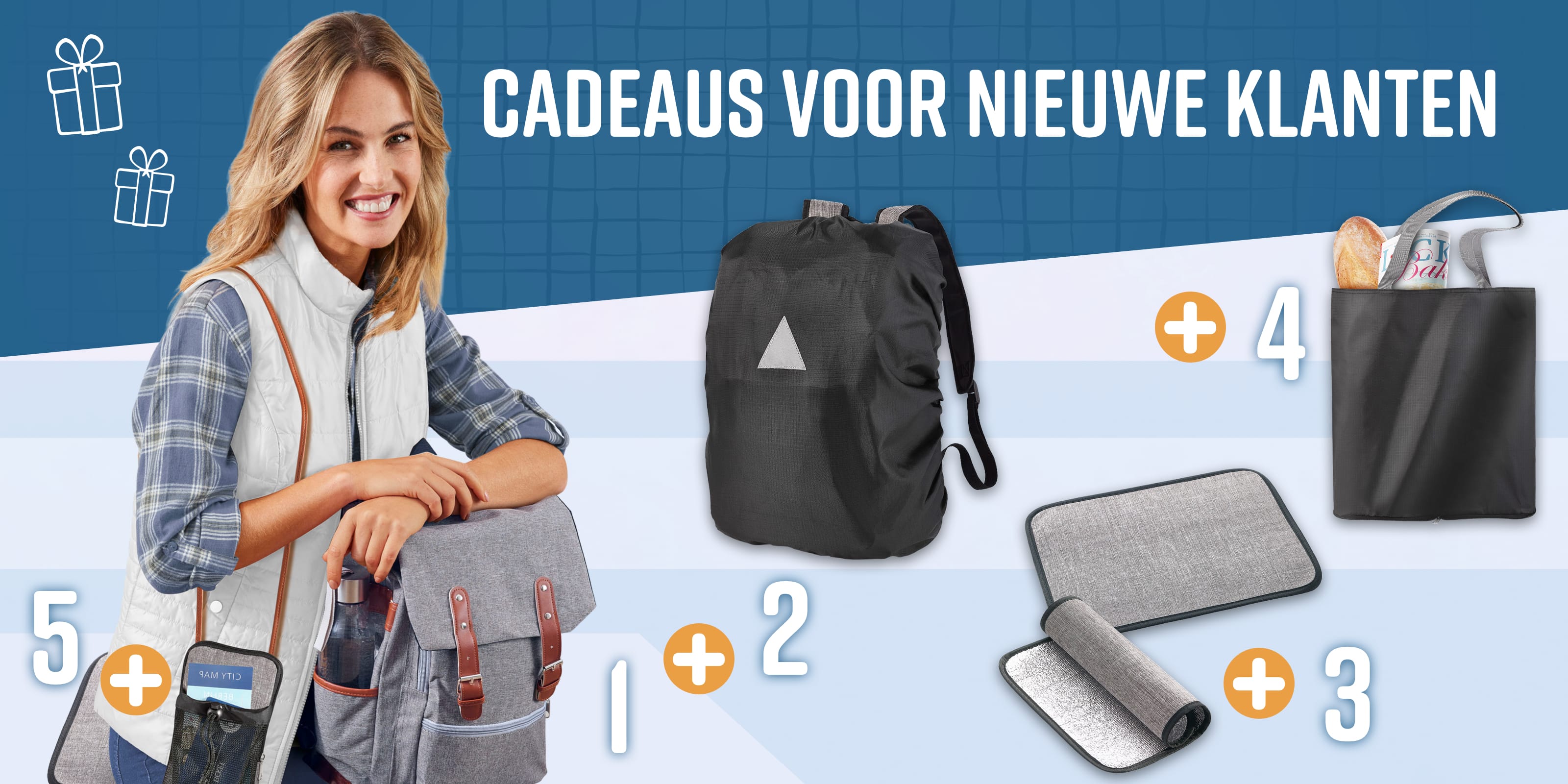 Een model met rugzak en grijze telefoonhoes, daarnaast nog meer geschenkartikelen: een zwarte regenhoes voor de rugzak, een zwarte opvouwbare tas en twee grijze matten.